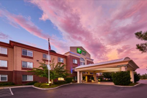 Гостиница Holiday Inn Express Hotel & Suites Medford-Central Point, an IHG Hotel  Сентрал Пойнт